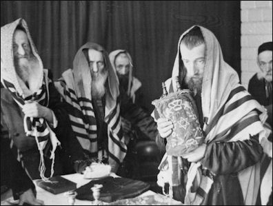 20120504-Torah Holding Ghetto_Warschau_Juden_beim_Gebet.jpg